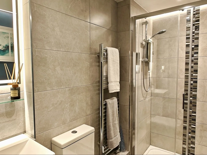 High-Beach-Family-Shower-Room