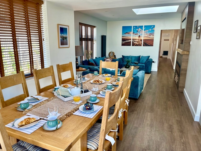 High-Beach-Holiday-Let-Lounge-diner