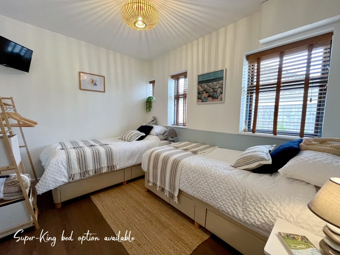 Self-catering-cottage-in-Somerset-twin-bedroom