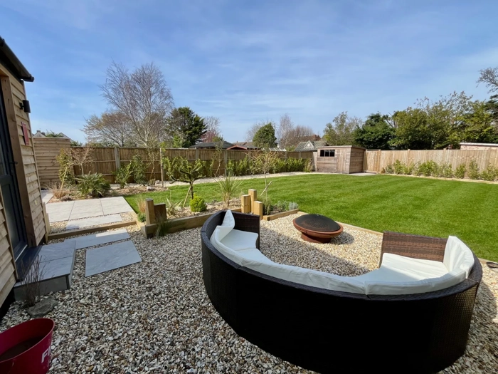 high-beach-circular-gravel-seating-area-garden-pathway