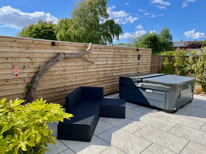 high-beach-driftwood-walnut-feature-hot-tub-fence