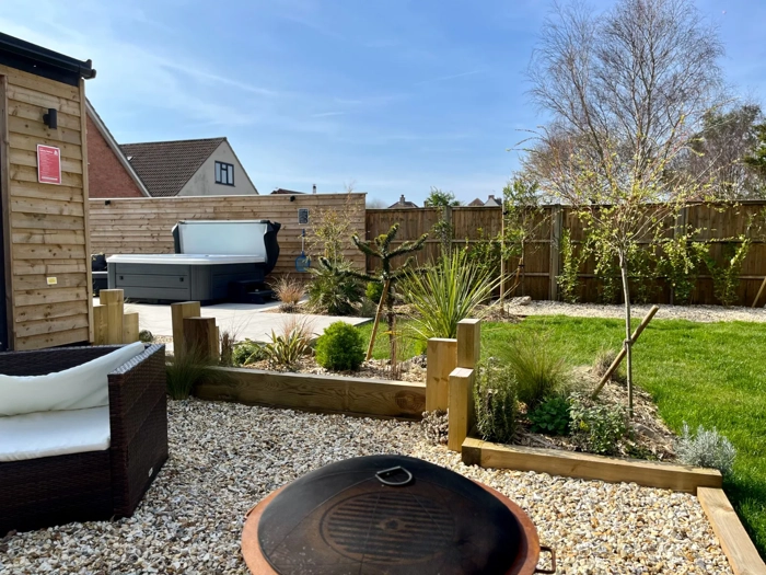 high-beach-garden-hot-tub-fire-pit-berrow-brean