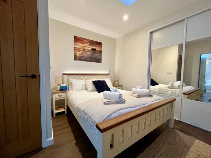 high-beach-holiday-let-ensuite-king-bedroom-wardrobes-berrow-somerset