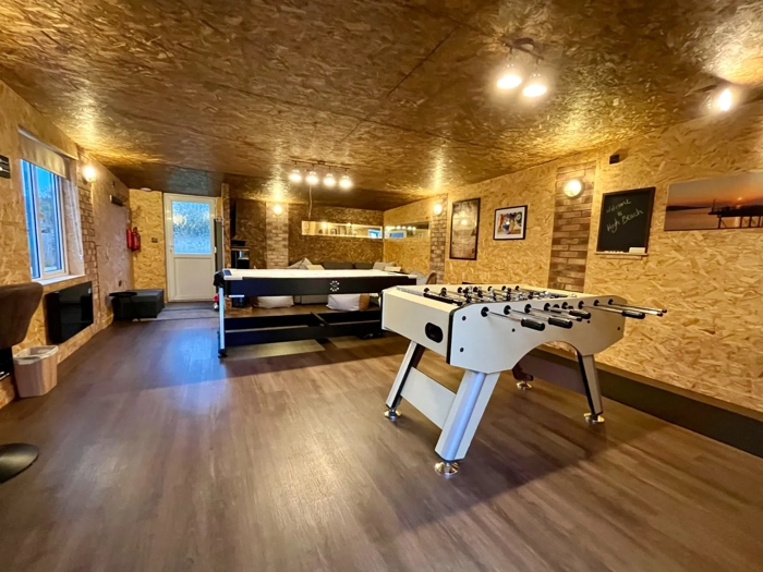high-beach-holiday-let-games-room-pool-table-table-football-berrow-brean-somerset