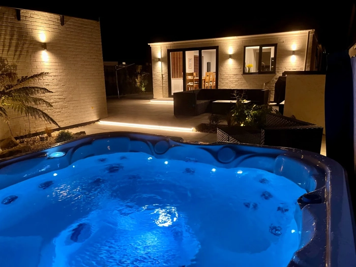 high-beach-holiday-let-hot-tub-patio-night-view-bungalow-berrow-somerset