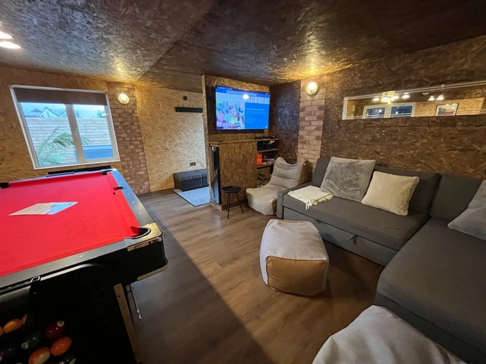 holiday-let-games-room-with-pool-table